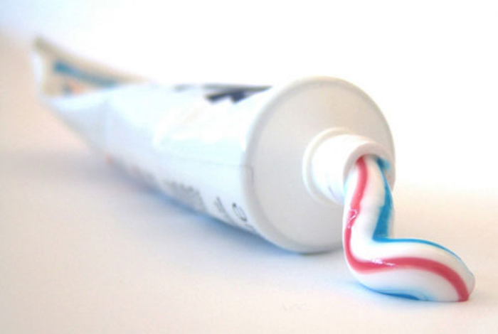 Kem đánh răng cũng là lựa chọn để khử mùi hiệu quả